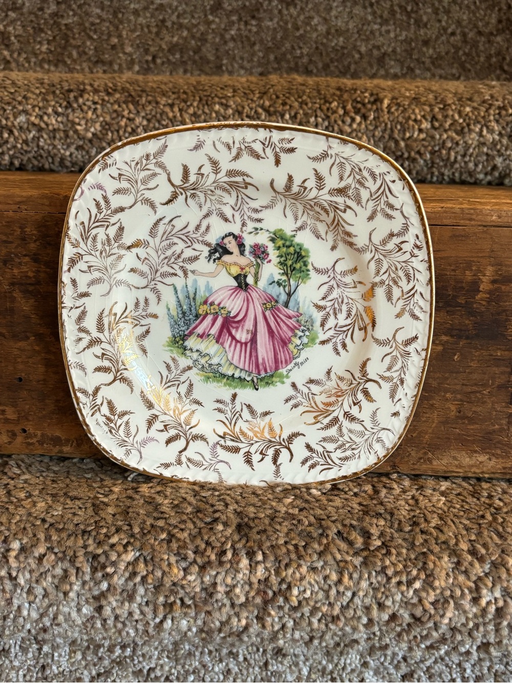 Decorative Pink Lady Porcelain Dessert Plate with Gold Trim